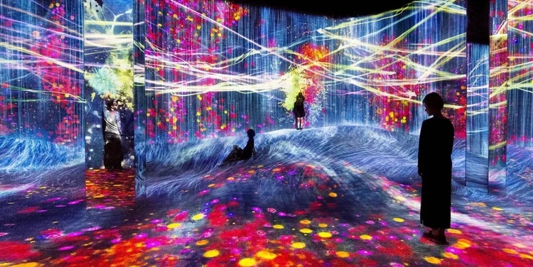 Smart Museums: Artistic Experiences with AI