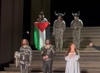 Artista com bandeira palestina na Ópera de Londres