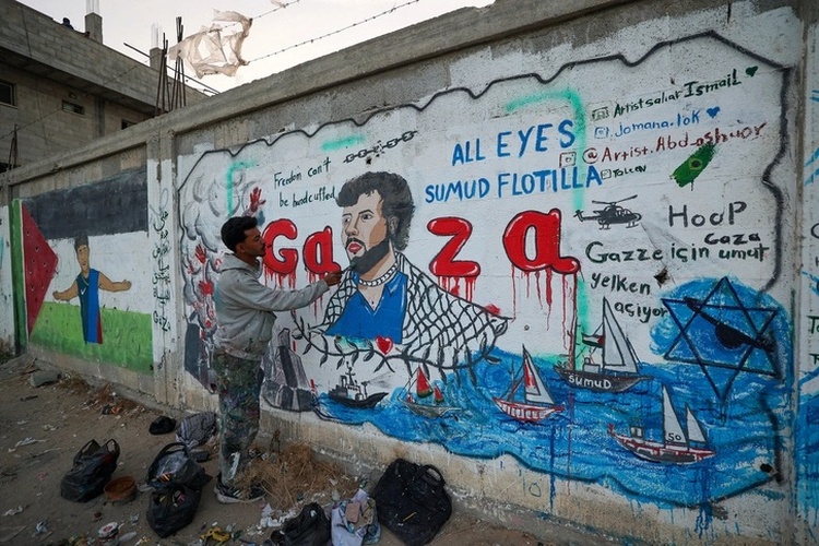 Artistas gazatíes homenajean a la Flotilla Global Sumud con mural